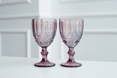 Renkli içecek gözlük şarap için Beyaz ahşap bir masa üzerinde kabartmalı