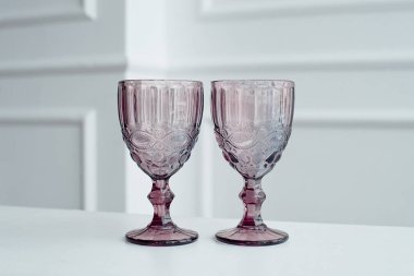 Renkli içecek gözlük şarap için Beyaz ahşap bir masa üzerinde kabartmalı