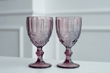 Renkli içecek gözlük şarap için Beyaz ahşap bir masa üzerinde kabartmalı