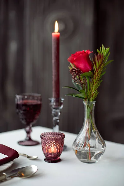 Table for event with flower vases, towels and wine glasses