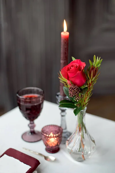 Mesa Para Evento Com Vasos Flores Toalhas Copos Vinho — Fotografia de Stock