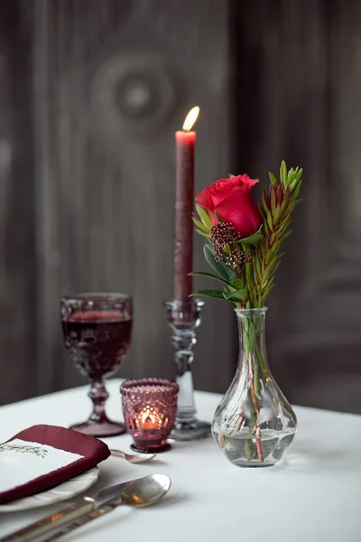 Table Événement Avec Vases Fleurs Bougies Dans Chandelier Verre Serviettes — Photo