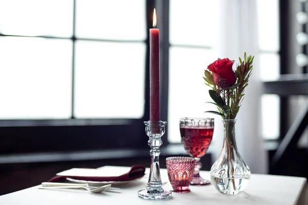 Mesa Eventos Com Vasos Flores Velas Castiçal Vidro Toalhas Copos — Fotografia de Stock