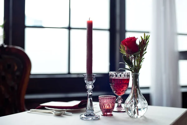 Mesa Eventos Com Vasos Flores Velas Castiçal Vidro Toalhas Copos — Fotografia de Stock