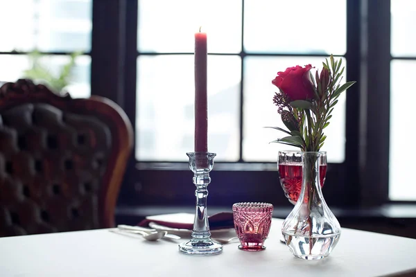 Mesa Eventos Com Vasos Flores Velas Castiçal Vidro Toalhas Copos — Fotografia de Stock