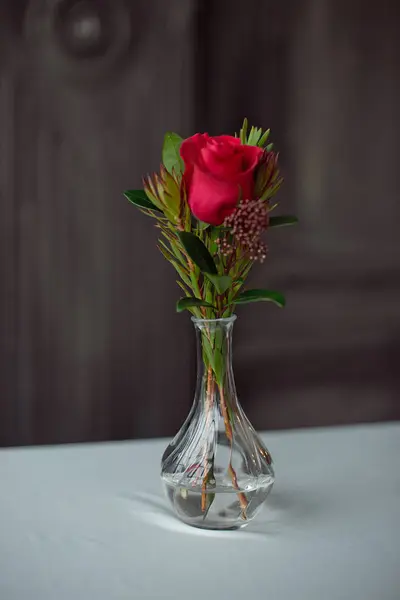 Red Rose Vase Table White Tablecloth — Stock Photo, Image