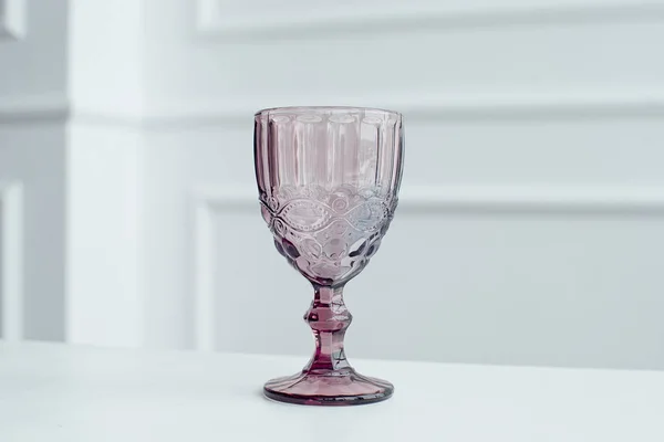 白色木桌上的压花彩色酒杯 — 图库照片