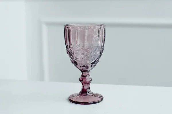 Vasos Bebida Colores Relieve Para Vino Una Mesa Madera Blanca —  Fotos de Stock