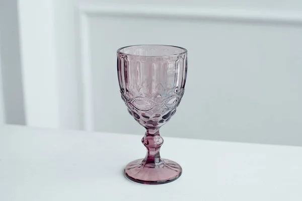 Bicchieri Bere Colorati Rilievo Vino Tavolo Legno Bianco — Foto Stock