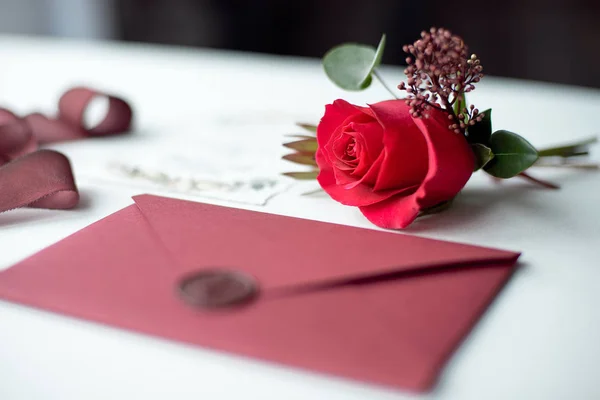 Приглашение Свадьбу Украшенное Письмо Белой Скатерти Цветочным Оформлением — стоковое фото