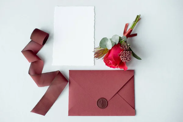 Προσκλητήριο Διακόσμηση Επιστολή Ένα Λευκό Τραπεζομάντιλο Μια Ρύθμιση Λουλουδιών Γάμου — Φωτογραφία Αρχείου