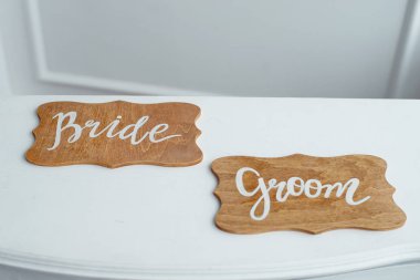 Gelin ve damat için düğün ahşap Komiteler süslemeleri