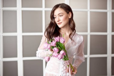 Genç güzel esmer kız lale buket bahar onun elinde tutan