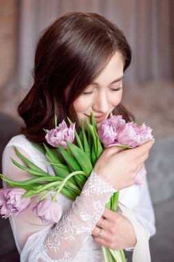 Genç güzel esmer kız lale buket bahar onun elinde tutan