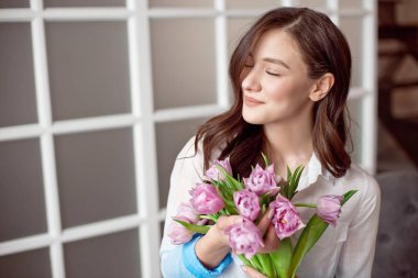 Kişi, iş, satış ve floristik kavramı - demet çiçek dükkanında tutan çiçekçi kadın, yakın çekim