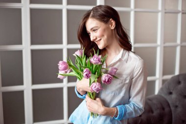 Lale bahar buket onun elinde tutan genç güzel esmer kız. Yaşam tarzı.