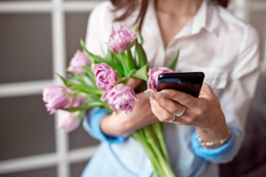 Genç kadın manifatura onun akıllı konsantrasyon olarak o standları mavi bir duvara bir bakışla