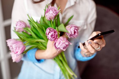Genç kadın manifatura onun akıllı konsantrasyon olarak o standları mavi bir duvara bir bakışla