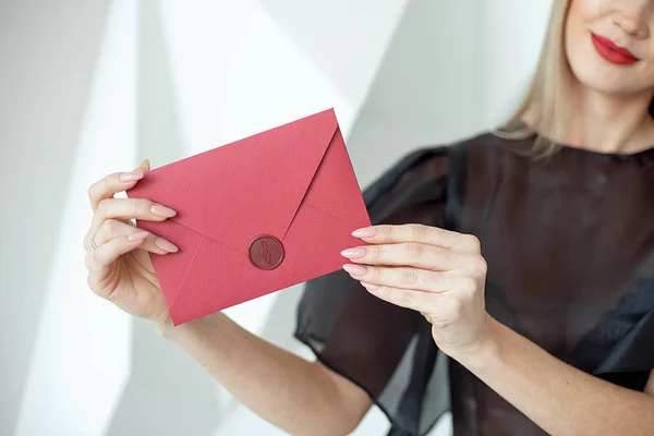 Close-up mulher com corpo magro segurando cartão envelope convite em mãos, véu traseiro — Fotografia de Stock