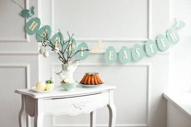 Şampanya ile masa dekorasyonu şenlikli bir Paskalya akşam yemeği için.