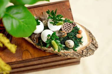 Paskalya yortusu yumurta çiçek vazo çiçekleri yeşil masa örtüsü ile dekore edilmiş