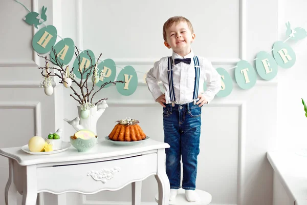 Giorno Pasqua Famiglia Moderna Che Prepara Pasqua Divertirsi Caccia Uova — Foto Stock