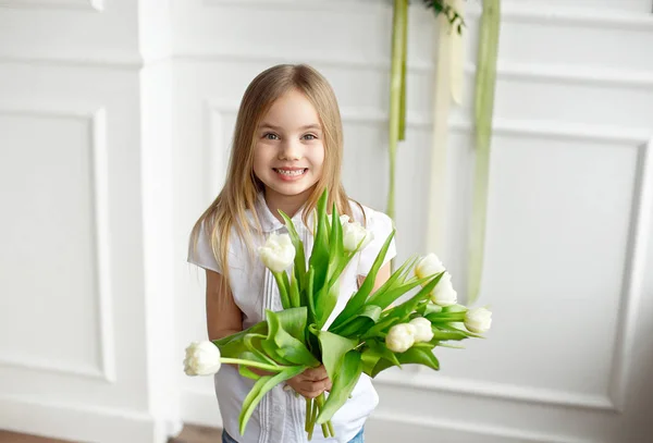 Retrato Uma Menina Bonita Uma Camisa Branca Ela Surpreendida Está — Fotografia de Stock