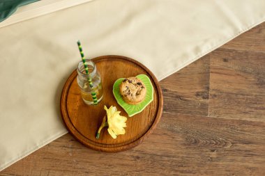 Çikolata kurabiye limonata bir şişe bir ahşap tepsi