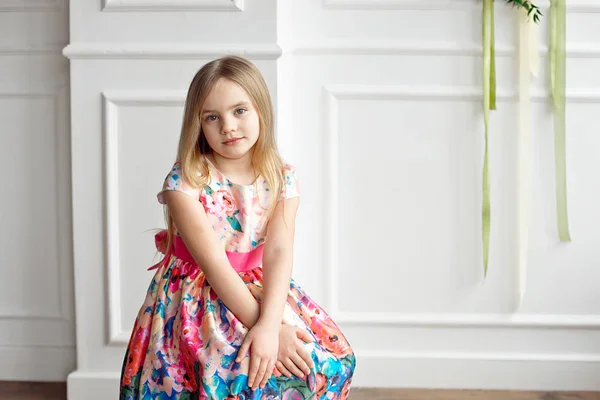 Retrato Niña Sonriente Vestido Colorido Posando Interiores — Foto de Stock