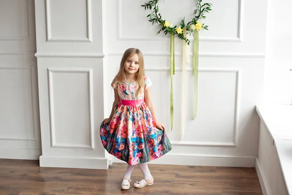 Voller Länge Von Kleinen Lächelnden Mädchen Kind Buntem Kleid Posiert — Stockfoto