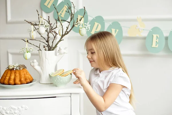 Una Linda Niña Con Una Camisa Blanca Está Comiendo Con —  Fotos de Stock