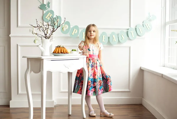 Longitud Completa Una Niña Sonriente Vestido Colorido Posando Una Habitación —  Fotos de Stock