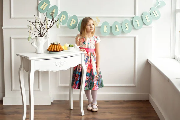 Longitud Completa Una Niña Sonriente Vestido Colorido Posando Una Habitación —  Fotos de Stock