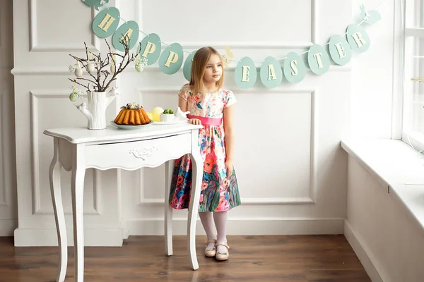 Longitud Completa Una Niña Sonriente Vestido Colorido Posando Una Habitación —  Fotos de Stock