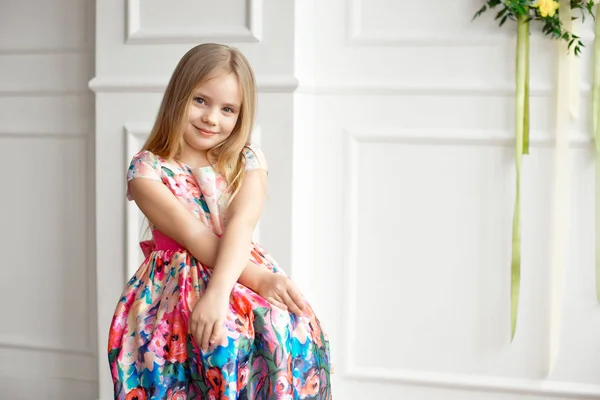 Retrato Niña Sonriente Vestido Colorido Posando Interiores —  Fotos de Stock