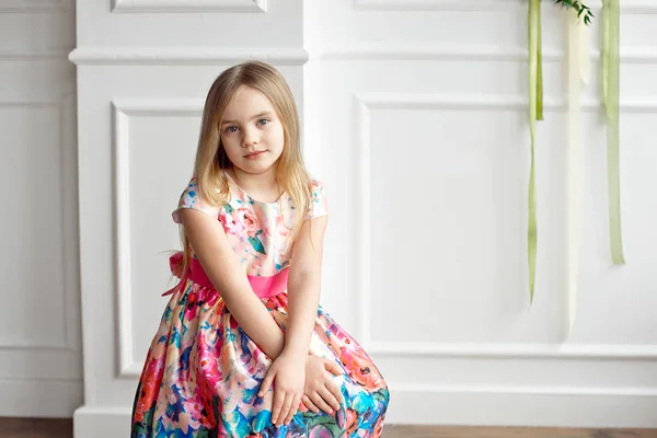 Renkli Elbise Kapalı Poz Içinde Küçük Gülümseyen Kız Çocuk Portresi — Stok fotoğraf