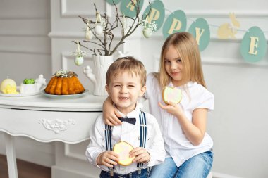 Paskalya gingerbread tatil masada yemek bir kızla küçük çocuk