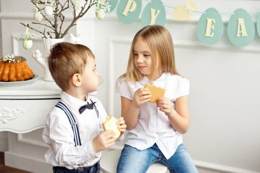 Paskalya gingerbread tatil masada yemek bir kızla küçük çocuk
