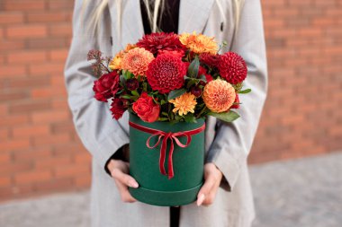 Yakın çekim çiçek-box kadın elinde düğün, kutlama, Doğum günü, olay için bir hediye kavram olarak çiçek teslimat, sürpriz.