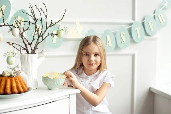 Carino Bambino Ragazza Camicia Bianca Sta Mangiando Con Uova Pasqua — Foto Stock