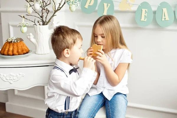 Ragazzino Con Una Ragazza Che Mangia Pan Zenzero Pasquale Tavolo — Foto Stock