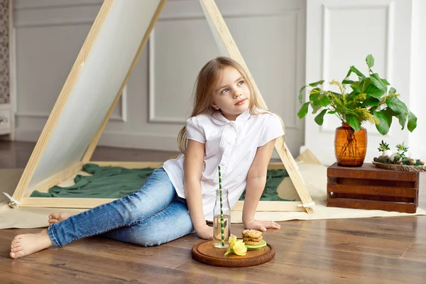 Carino Felice Bambina Con Capelli Biondi Camicia Bianca Jeans Blu — Foto Stock