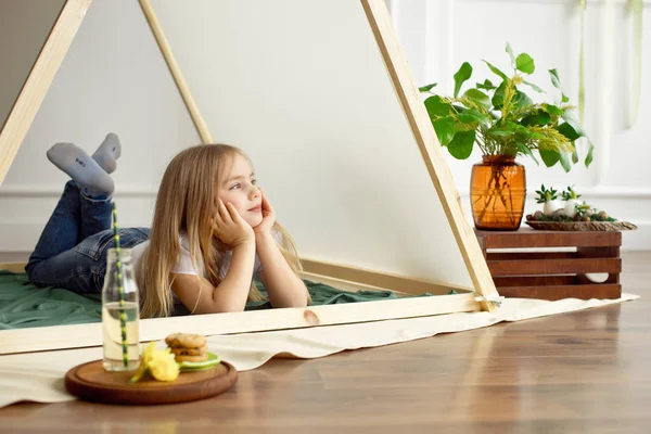 Carino Felice Bambina Che Gioca Con Giocattoli Sognando Teepee Letto — Foto Stock