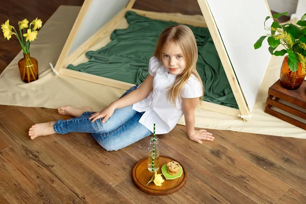 Carino Felice Bambina Con Capelli Biondi Camicia Bianca Jeans Blu — Foto Stock