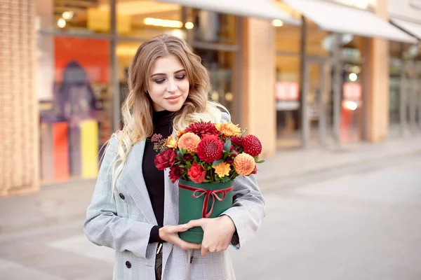Çiçek Box Mutlu Gülümseme Ile Tutarak Vitrin Vitrinler Yakınında Sokakta — Stok fotoğraf