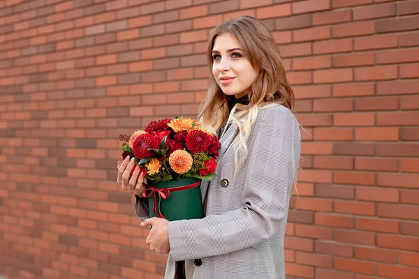 Kaukasiska Kvinna Stående Gatan Närheten Skyltfönster Skyltfönster Holding Blomma Låda — Stockfoto