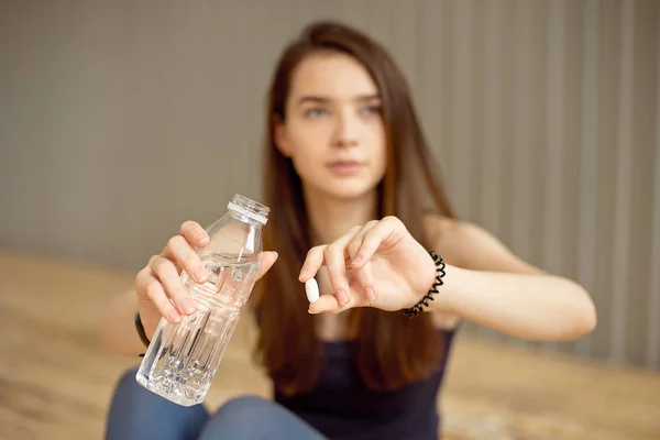 Close Girl Holding Pill Sports Additives Training Bottle Water — Stock Photo, Image