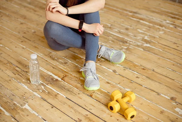 运动年轻女性在健身房休息锻炼和哑铃被放置在附近 — 图库照片