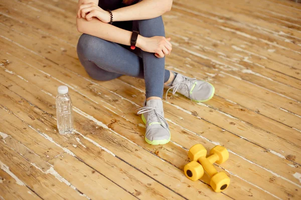 Deporte Joven Mujer Gimnasio Tomando Descanso Del Entrenamiento Mancuerna Colocaron — Foto de Stock