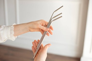 Kız ortamında plastik atık miktarını azaltmak için paslanmaz çelik çubuk tutuyor